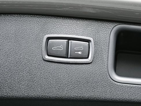 Certified 2025 Porsche Macan image 30