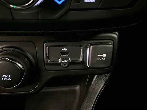 Used 2018 Jeep Renegade Latitude w/ UConnect 8.4 Nav Group AWD/4WD image 31