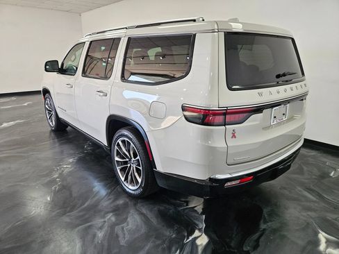 Used 2022 Jeep Wagoneer Series III w/ Premium Group I AWD/4WD image 7