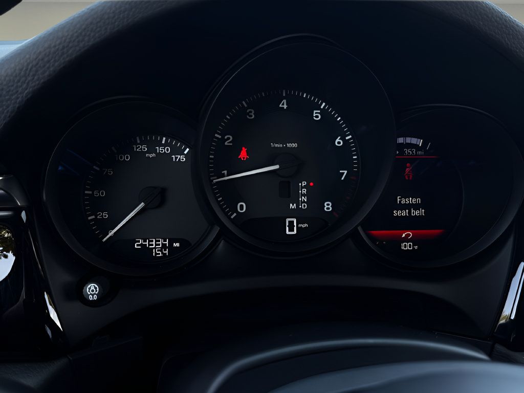 Used 2024 Porsche Macan AWD/4WD image 13
