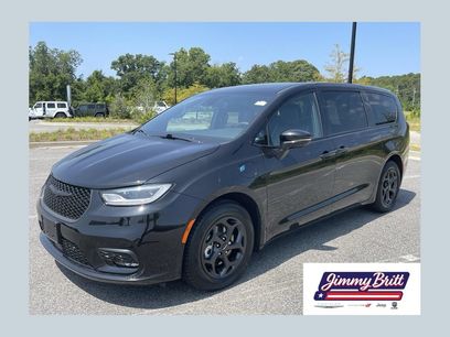 Used 2022 Chrysler Pacifica Limited w/ Uconnect Theater Family Group