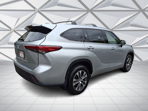 Used 2021 Toyota Highlander XLE AWD/4WD image 11
