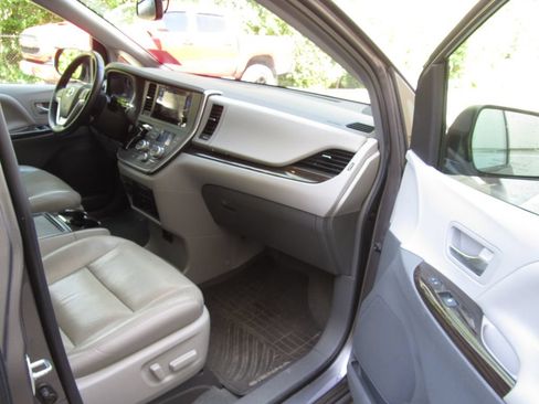 Used 2015 Toyota Sienna XLE Premium FWD image 18