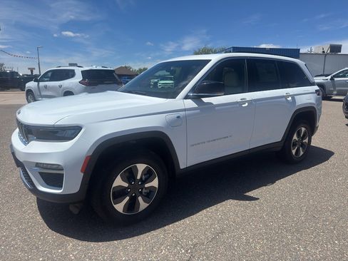 Used 2024 Jeep Grand Cherokee Limited 4xe w/ Trailer Tow Package AWD/4WD image 2