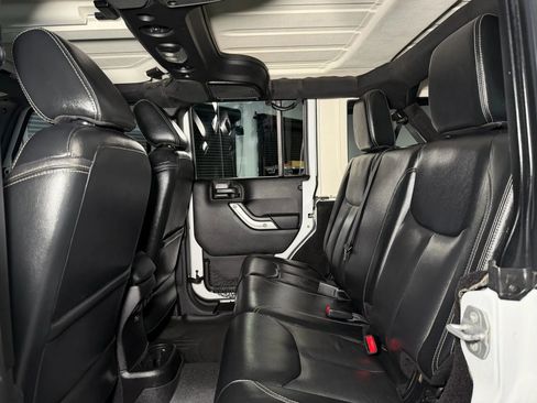 Used 2015 Jeep Wrangler Unlimited Rubicon w/ Connectivity Group AWD/4WD image 32