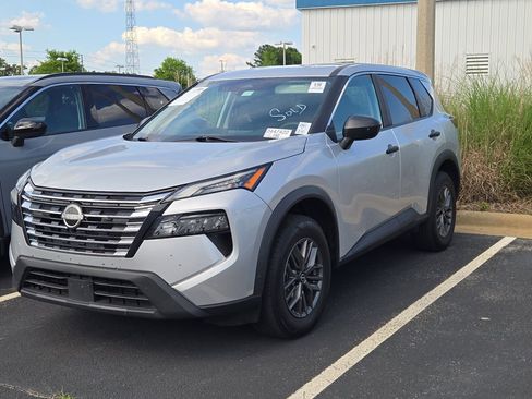 Used 2024 Nissan Rogue S FWD image 3