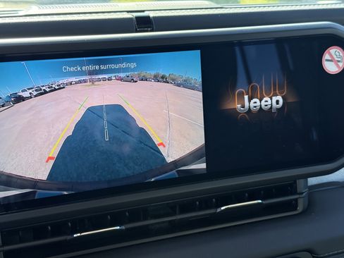 Used 2025 Jeep Wrangler Sahara image 21