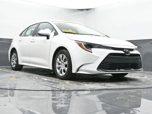 Used 2025 Toyota Corolla LE image 41