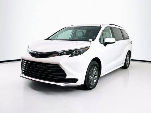 Used 2025 Toyota Sienna LE image 3