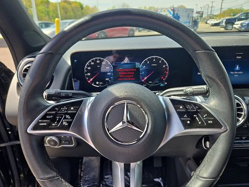 Used 2024 Mercedes-Benz GLB 250 4MATIC image 19
