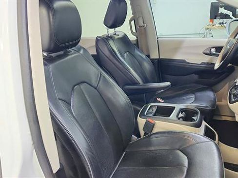 Used 2019 Chrysler Pacifica Limited FWD image 28