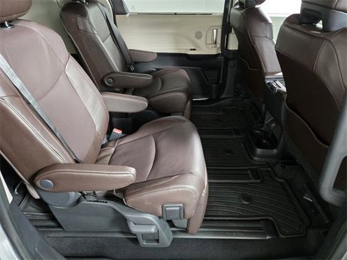 Used 2024 Toyota Sienna Platinum image 20