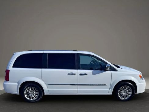 Used 2015 Chrysler Town & Country Limited FWD image 3