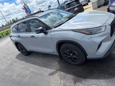 Used 2024 Toyota Highlander XLE AWD/4WD image 4