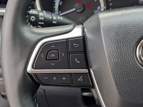 Used 2023 Toyota Highlander XLE FWD image 22