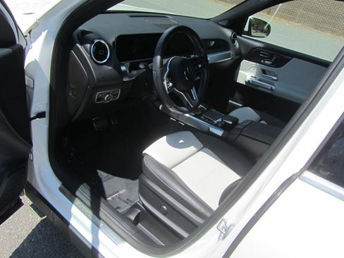 Used 2021 Mercedes-Benz GLB 250 4MATIC image 16