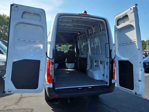 Used 2025 Mercedes-Benz Sprinter 2500 image 9