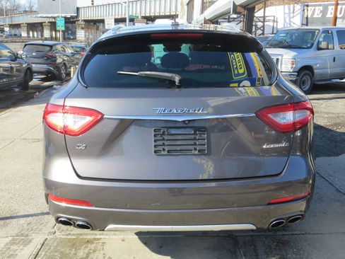 Used 2018 Maserati Levante GranLusso image 32