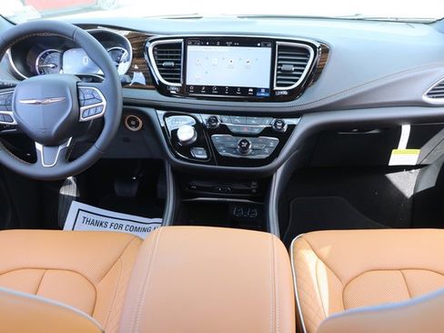 New 2023 Chrysler Pacifica Pinnacle image 16