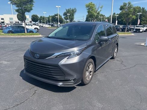 Used 2025 Toyota Sienna XLE AWD/4WD image 4