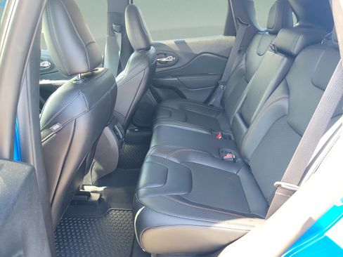 Used 2022 Jeep Cherokee Trailhawk w/ Comfort/Convenience Group image 8