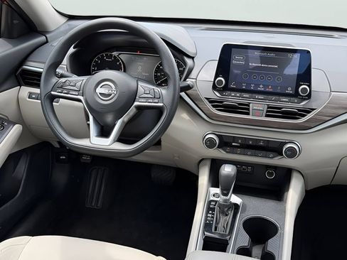Used 2025 Nissan Altima 2.5 SV FWD image 26