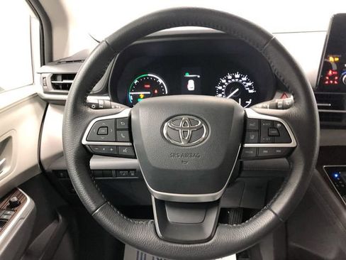 Used 2021 Toyota Sienna XLE AWD/4WD image 16