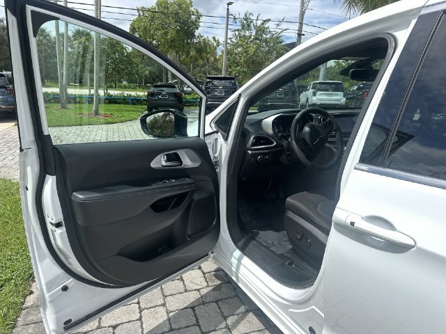 Used 2024 Chrysler Pacifica Touring FWD image 22