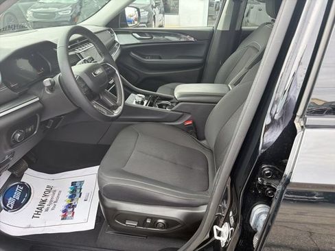 Used 2023 Jeep Grand Cherokee Laredo AWD/4WD image 11