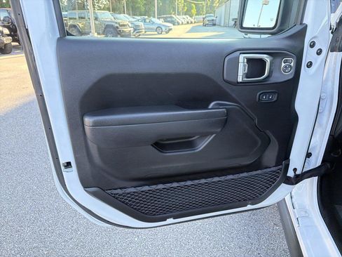 Used 2025 Jeep Wrangler Unlimited Rubicon 4xe w/ Safety Group AWD/4WD image 9