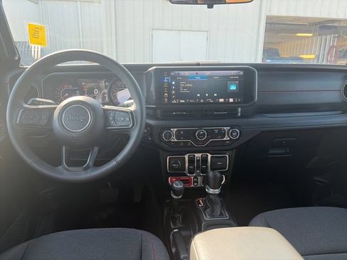 Used 2025 Jeep Wrangler Unlimited Rubicon AWD/4WD image 12