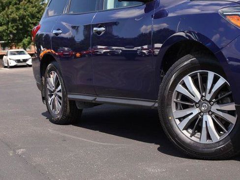 Used 2017 Nissan Pathfinder SL w/ SL Premium Package AWD/4WD image 3