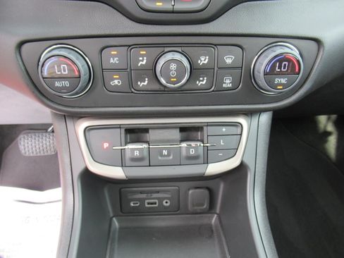 Used 2024 GMC Terrain Denali w/ Denali Premium Package AWD/4WD image 24