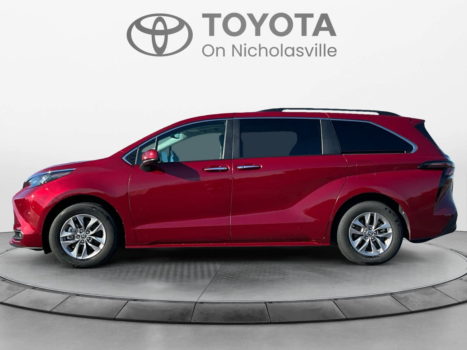 Used 2025 Toyota Sienna XLE FWD image 2