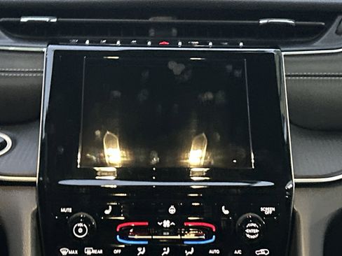 Used 2024 Jeep Grand Cherokee L Laredo image 18