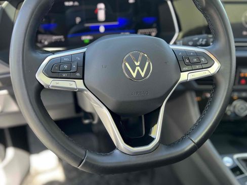 Used 2023 Volkswagen Jetta SE w/ Panoramic Sunroof Package FWD image 3