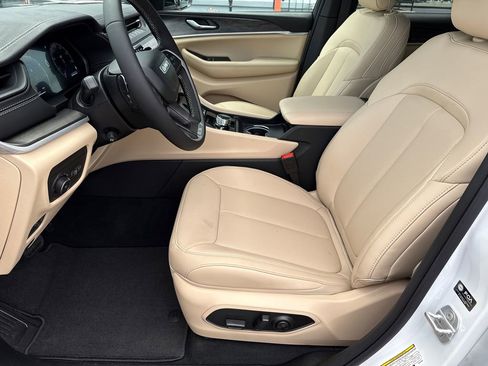 New 2026 Jeep Grand Cherokee Limited w/ Luxury Tech Group II image 24