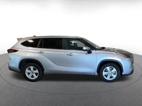 Used 2025 Toyota Highlander LE FWD image 10