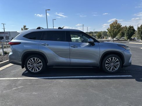 Certified 2022 Toyota Highlander Platinum image 9
