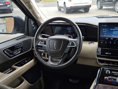 Used 2023 Lincoln Navigator Reserve AWD/4WD image 15