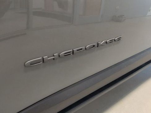 Used 2022 Jeep Cherokee Trailhawk w/ Trailhawk Elite Value Package AWD/4WD image 10