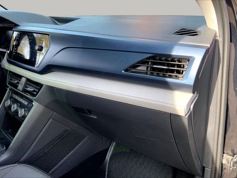 Used 2024 Volkswagen Taos SE w/ Panoramic Sunroof Package FWD image 19