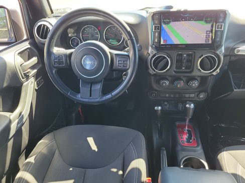 Used 2015 Jeep Wrangler Unlimited Rubicon w/ Connectivity Group image 14