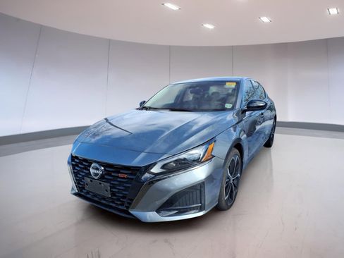 Used 2023 Nissan Altima 2.5 SR image 2