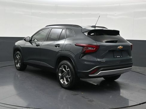 Used 2025 Chevrolet Trax LT FWD image 3