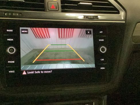 Used 2018 Volkswagen Tiguan SE w/ Panoramic Sunroof Package image 16