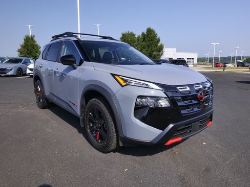 Certified 2026 Nissan Rogue SV AWD/4WD image 2