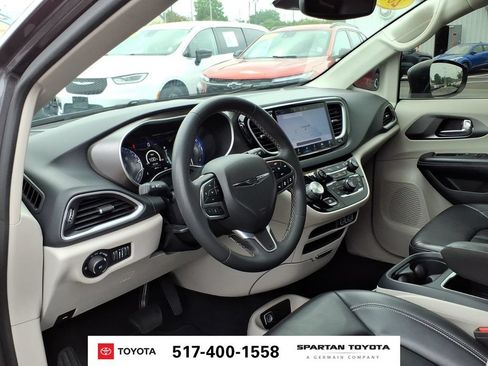 Used 2023 Chrysler Pacifica Touring-L FWD image 14