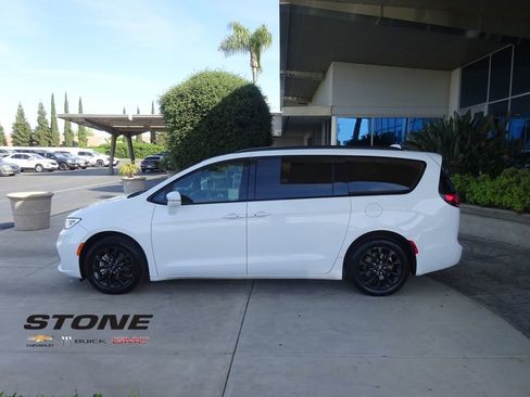 Used 2021 Chrysler Pacifica Touring-L w/ Uconnect Theater Family Group image 4