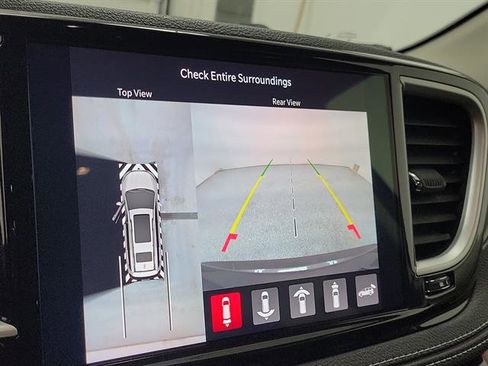 Used 2023 Chrysler Pacifica Touring-L image 29